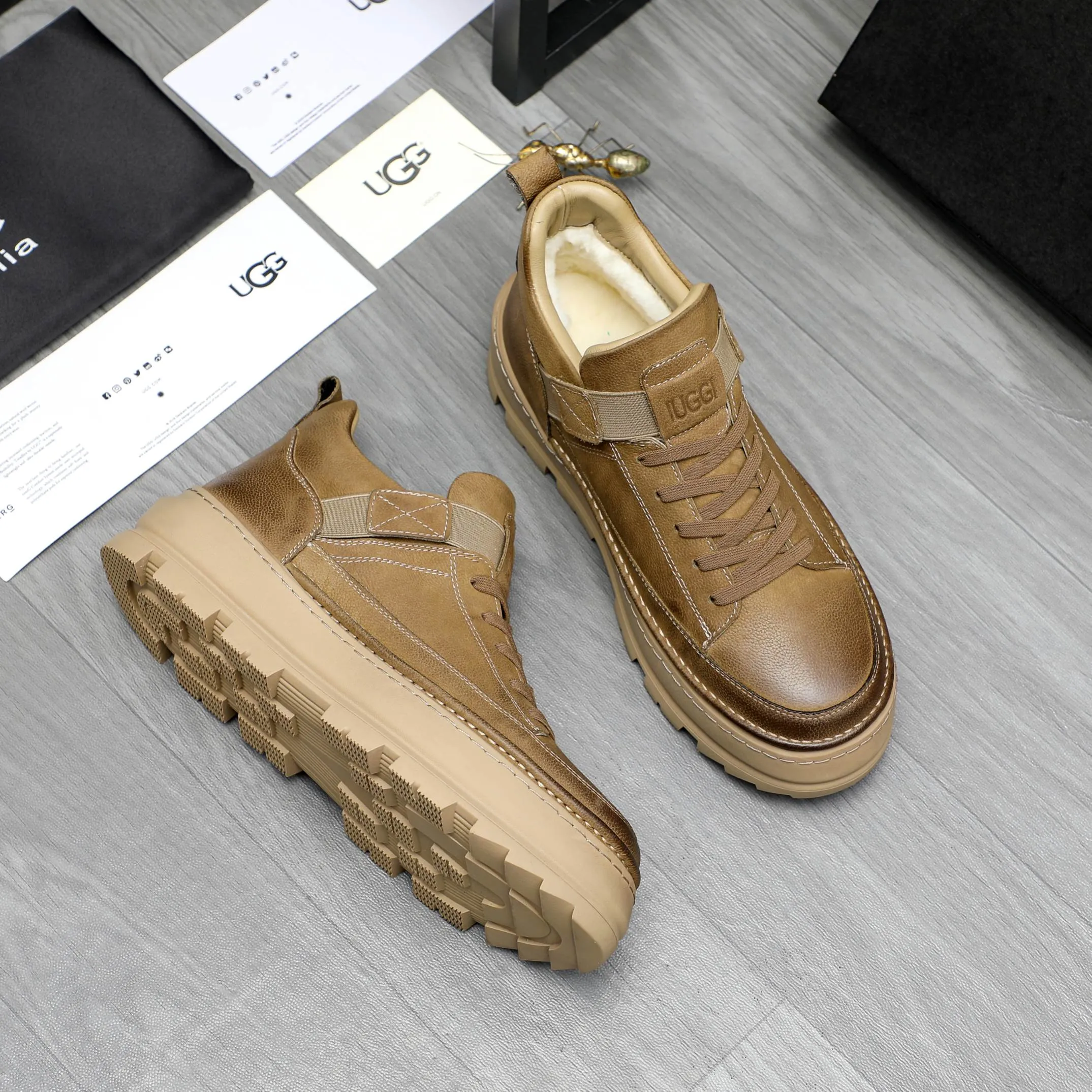 P620 Product trademark: "UGG" Gaobang men's shoes Regular size: 39-44 Product materials: Selected first-layer cowhide upper, wool lining, original outsole